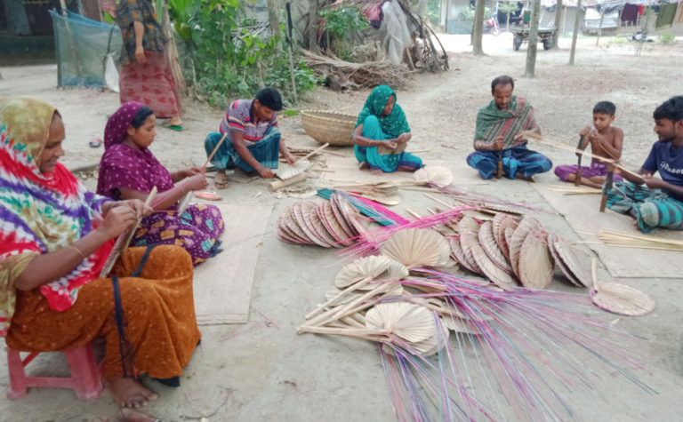 ঝিনাইদহে বিক্রি বেড়েছে হাতপাখার