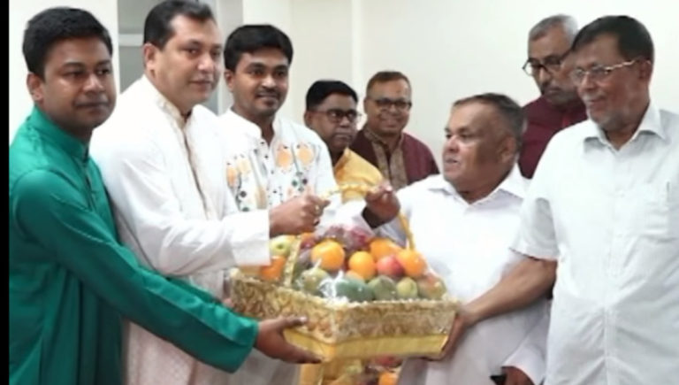 বীর মুক্তিযোদ্ধাদের ঈদ উপহার পাঠালেন প্রধানমন্ত্রী