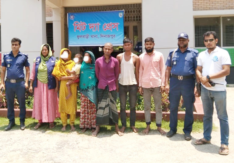 দিনাজপুরে আসামি ধরতে গিয়ে ৬ পুলিশ সদস্য হামলার শিকার,আটক ৫