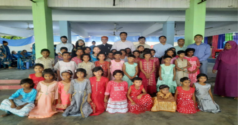 টাঙ্গাইলে ঈদ উপহার বিতরণ করলো জেলা প্রশাসন