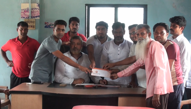গোপালগঞ্জে অসহায় ও পঙ্গু শ্রমিকদের মাঝে অর্থ বিতরণ