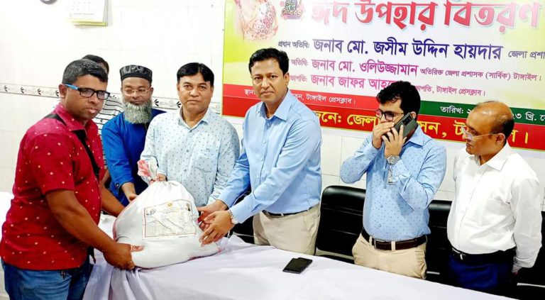 প্রধানমন্ত্রীর উপহার পেলেন টাঙ্গাইলের গণমাধ্যমকর্মীরা