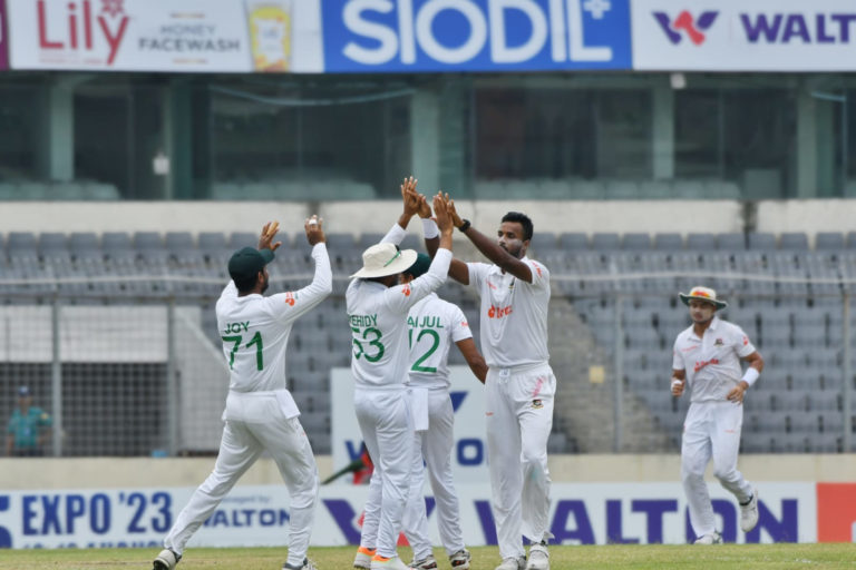 প্রথম সেশনেই জয়ের সুবাস পাচ্ছে বাংলাদেশ