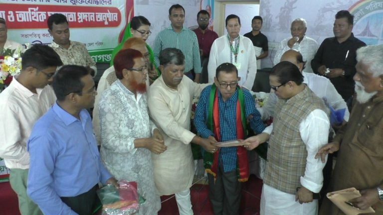 মুক্তিযোদ্ধাদের সংবর্ধনা ও সম্মাননা দিল নারায়ণগঞ্জ জেলা পরিষদ
