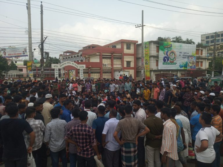 মা-মেয়েকে কুপিয়ে হত্যার ঘটনায় সড়ক অবরোধ