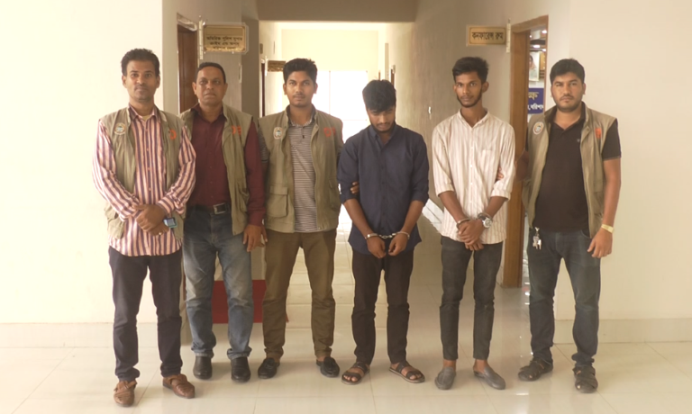 লাশবাহী গাড়িতে মাদক পাচারের চেষ্টা, আটক ২