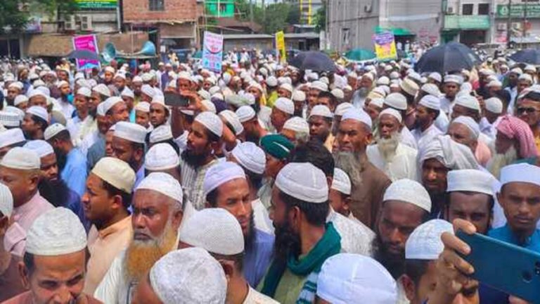 পারিবারিক কবরস্থানে সাংবাদিক নাদিমের দাফন সম্পন্ন