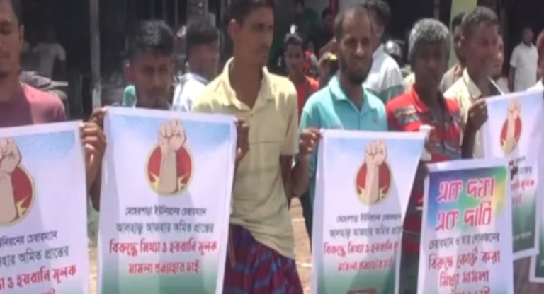 নরসিংদীতে মুক্তিযোদ্ধা পল্লীর রাস্তা খুলে দেয়ার দাবীতে মানববন্ধন