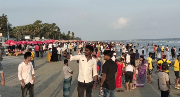 হাজারো পর্যটকের পদচারনায় মুখরিত কুয়াকাটা সৈকত