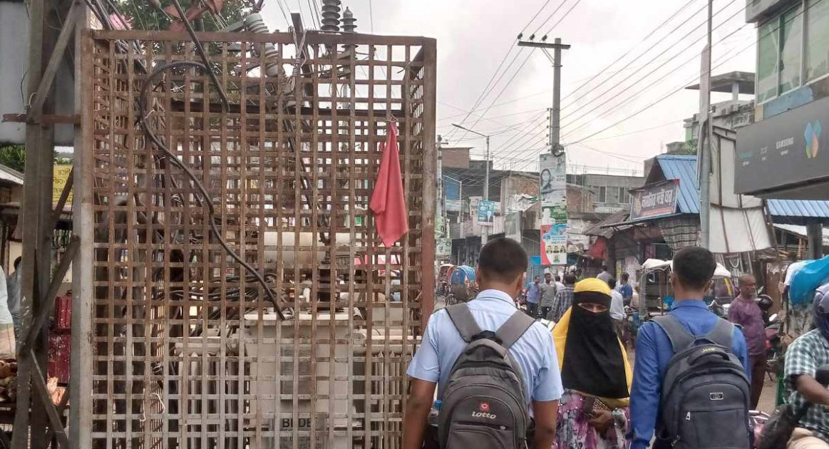 ব্যস্ত সড়কে ১১ হাজার ভোল্টের ট্রান্সফরমার, দুর্ঘটনার আশঙ্কা