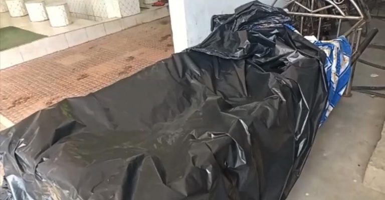 পাওনাদাররা টাকা চাওয়ায় লাশ ফেলে পালাল স্ত্রী- সন্তানরা
