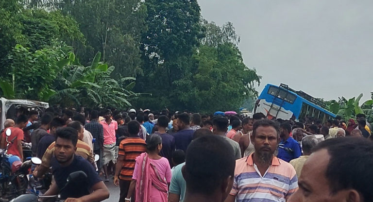 বাস কেড়ে নিল মোটরসাইকেল আরোহীর প্রাণ