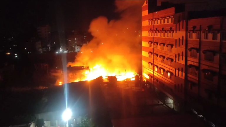 নারায়ণগঞ্জে ডাইং কারখানায় ভয়াবহ আগুন