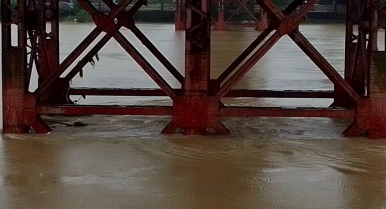 সিলেটে টানা বৃষ্টি ও পাহাড়ি ঢলে বাড়ছে নদীর পানি