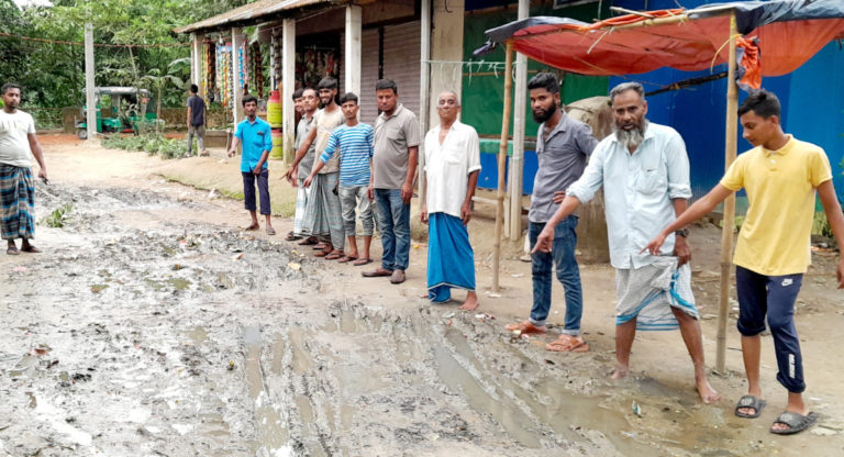গ্রামীণ কাঁচা রাস্তার বেহাল দশা