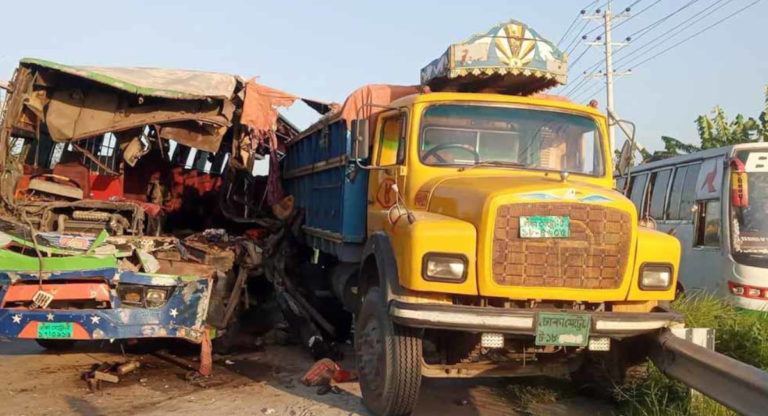 গত ২৪ ঘন্টায় সারা দেশে সড়ক দুর্ঘটনায় নিহত ২০, আহত ৬০