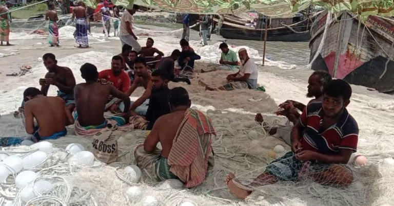 আজ মধ্যরাত থেকে শেষ হচ্ছে মাছ ধরার উপর ৬৫ দিনের নিষেধাজ্ঞা