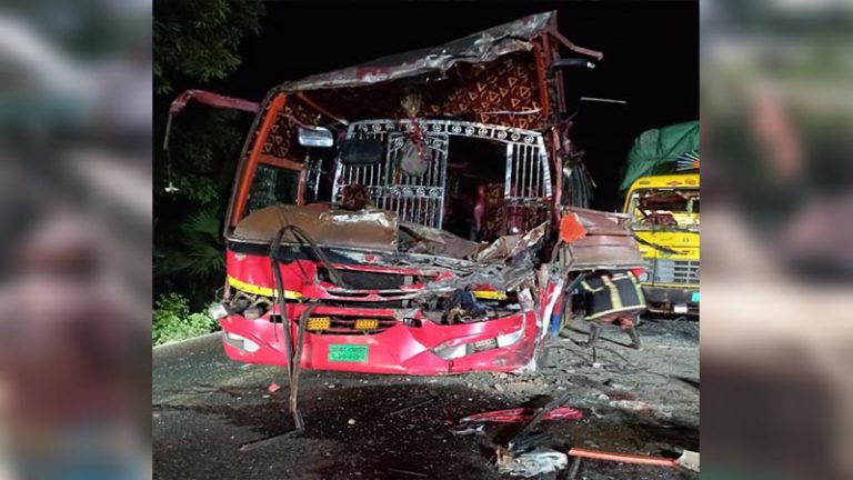 নাটোরে বাস-ট্রাক সংঘর্ষে নিহত ২, আহত ১০