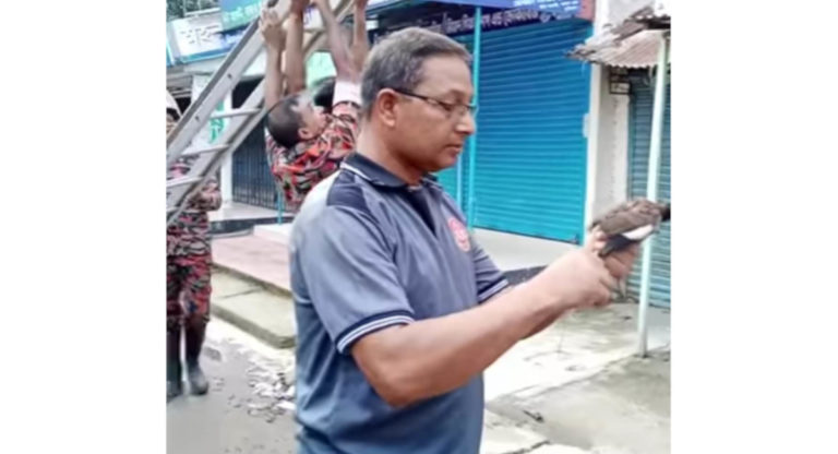 বৈদ্যুতিক তারে আটকা শালুক পাখি, উদ্ধার করলো ফায়ার সার্ভিস