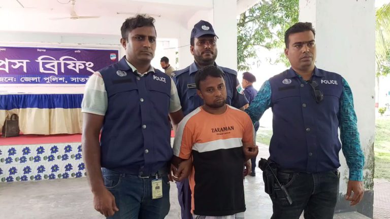 রশি দিয়ে ঝুলে মোবাইল চুরি