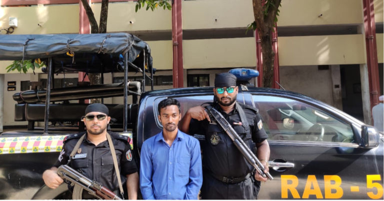 নওগাঁয় জেএমবির পলাতক জঙ্গি গ্রেফতার