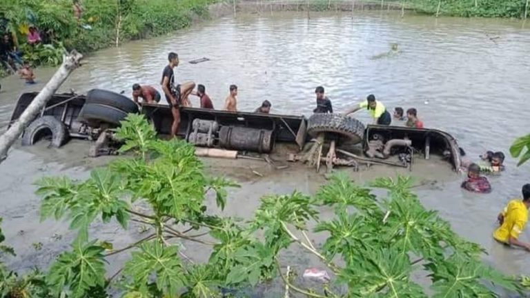 ঝালকাঠিতে বাস উল্টে পুকুরে, নিহত ১৩