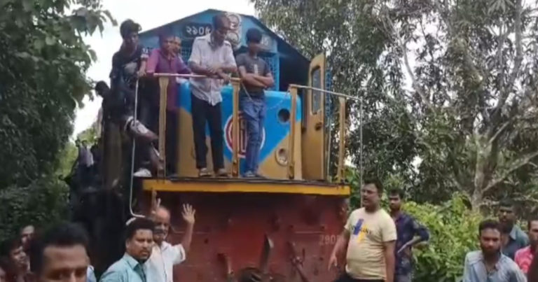 ট্রেনের ইঞ্জিন বিকল, দুই ঘন্টাপর চলাচল স্বাভা‌বিক