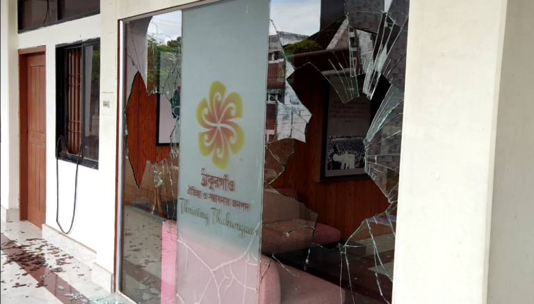 জেলে যাওয়ার ইচ্ছে পূরণে ডিসি অফিস ভাংচুর