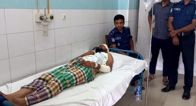 ডাকাতের আক্রমণে পুলিশ আহত, গনধোলাইয়ে ডাকাত নিহত