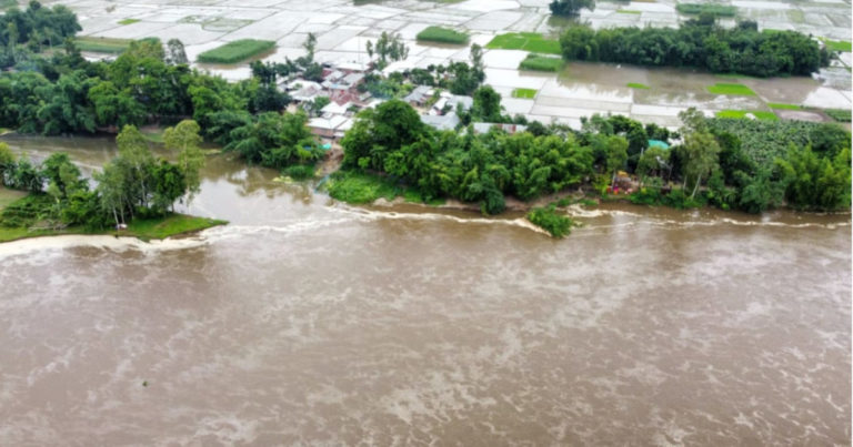 আত্রাই নদী ভাঙনে তিন শতাধিক পরিবার নিঃস্ব