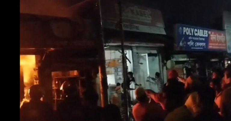নরসিংদীর মাধবদী সোনার বাংলা মার্কেটে ভয়াবহ অগ্নিকাণ্ড
