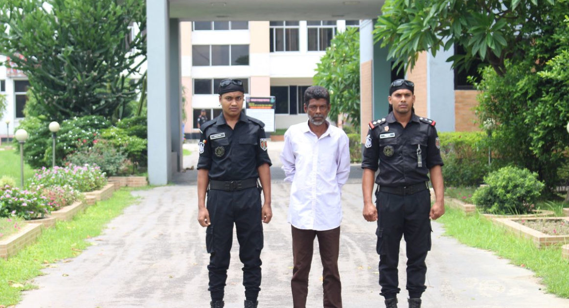 ঘুমন্ত স্ত্রী ও মেয়ের উপর এসিড নিক্ষেপ