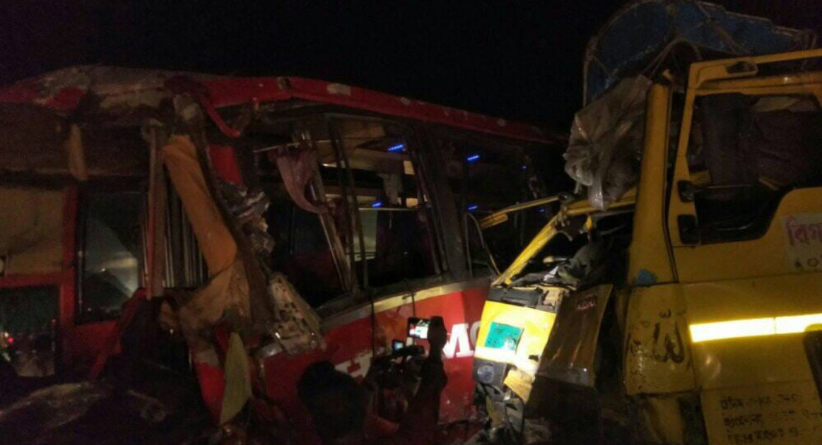 গাইবান্ধায় বাস ও ট্রাকের সংঘর্ষে নিহত ৩, আহত ৩০