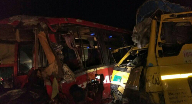 গাইবান্ধায় বাস ও ট্রাকের সংঘর্ষে নিহত ৩, আহত ৩০