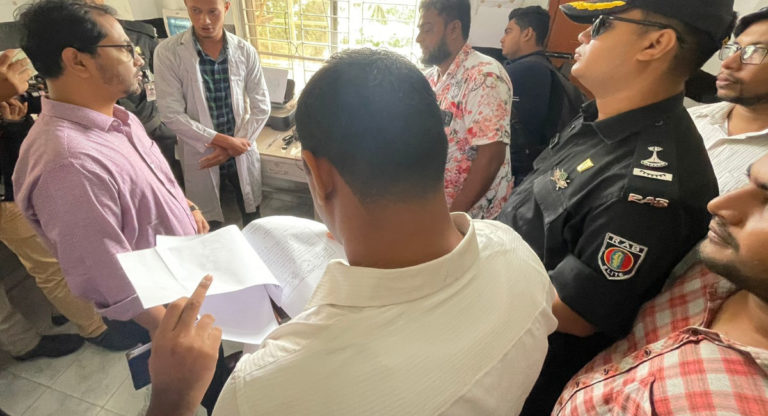 নোয়াখালীতে হাসপাতালে র‍্যাবের অভিযান, দুই দালাল আটক