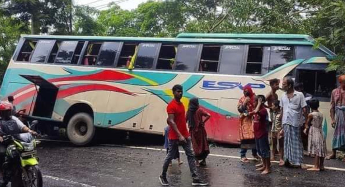 মোরেলগঞ্জে নিয়ন্ত্রণ হারিয়ে খাদে যাত্রীবাহি পরিবহন