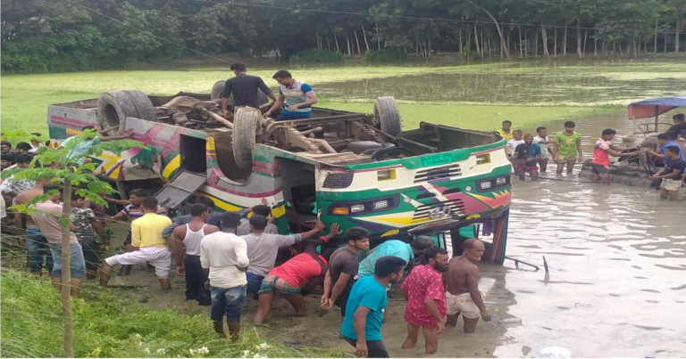 বাস ট্রাকের ধাক্কায় বাস চালক নিহত