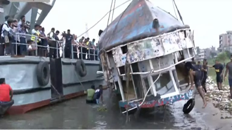 বুড়িগঙ্গায় ডুবে যাওয়া ওয়াটার বাস উদ্ধার
