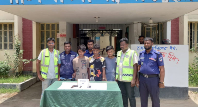 মাগুরায় পিস্তলে গুলিসহ তিন কিশোর গ্রেপ্তার