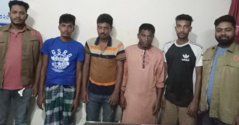 মানিকগঞ্জে মাদকসহ আটক ৪