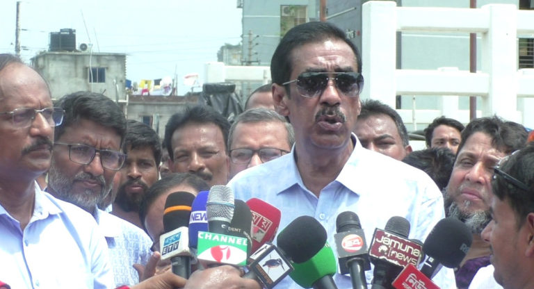 জলাবদ্ধতা নিরসনে ময়লা পানিতে নেমে ধর্মঘটের ঘোষনা শামীম ওসমানের
