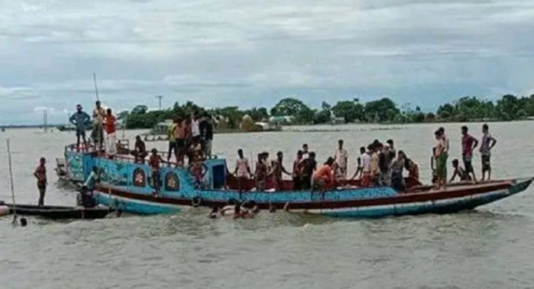 পটুয়াখালী বুড়াগৌরাঙ্গ নদীতে যাত্রীবাহি ট্রলার ডুবি