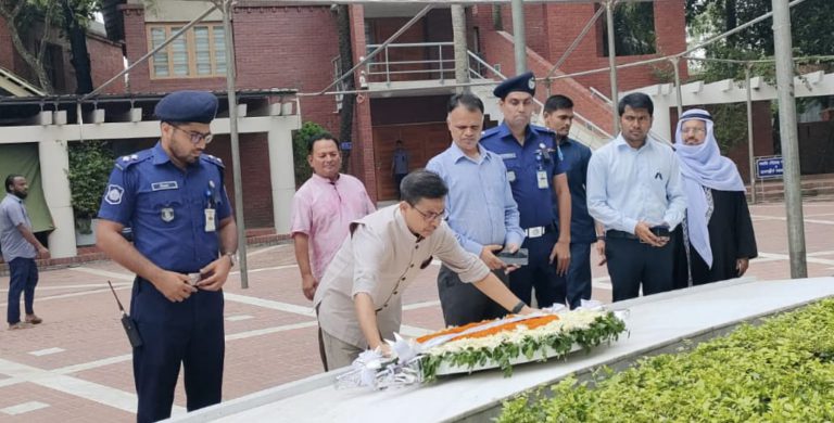 গোপালগঞ্জে জাতির জনকের সমাধিতে ভারতীয় হাই কমিশনের শ্রদ্ধা