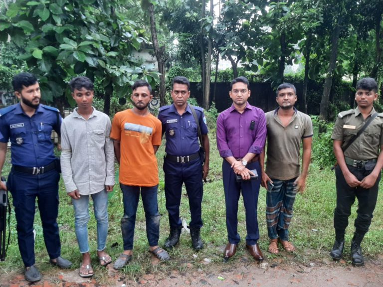 নোয়াখালীতে দুই মাদকসেবীকে ধরিয়ে দিলো গ্রামবাসী