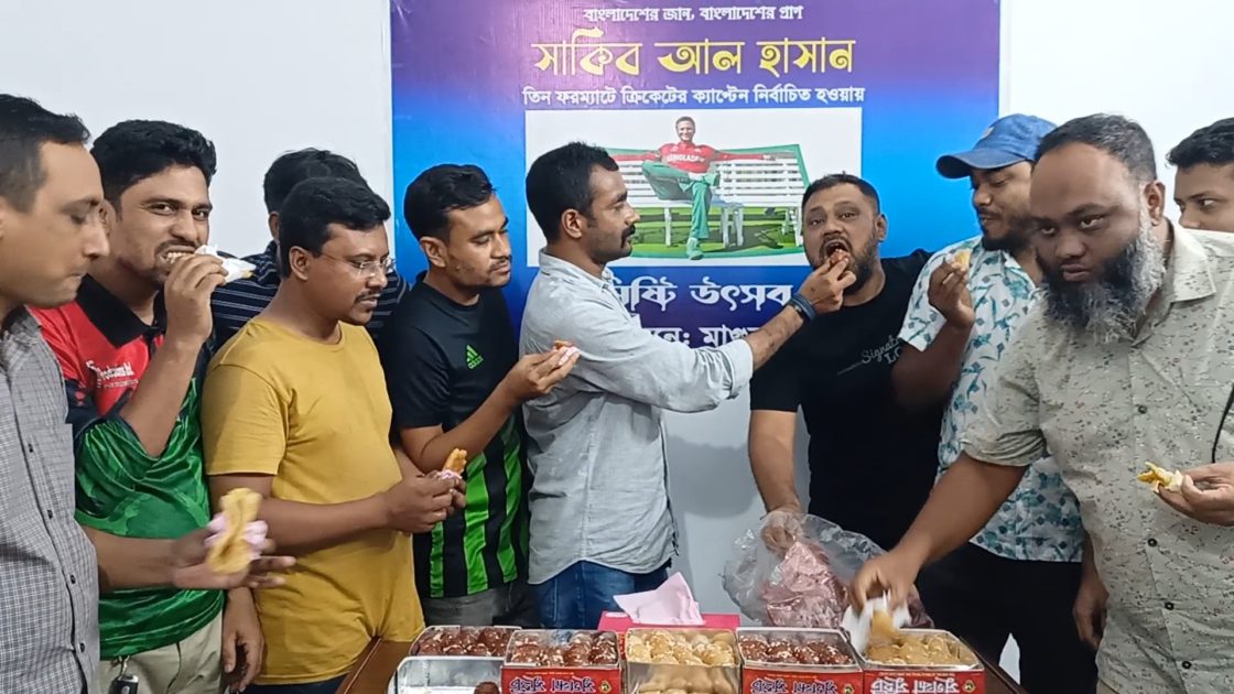 সাকিব এশিয়া কাপ ও বিশ্বকাপের নেতৃত্ব পাওয়ায় মাগুরায় মিষ্টি উৎসব