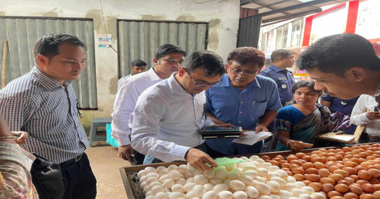 রাঙামাটিতে ডিমের দাম বেশি রাখায় ব্যবসায়ীকে জরিমানা