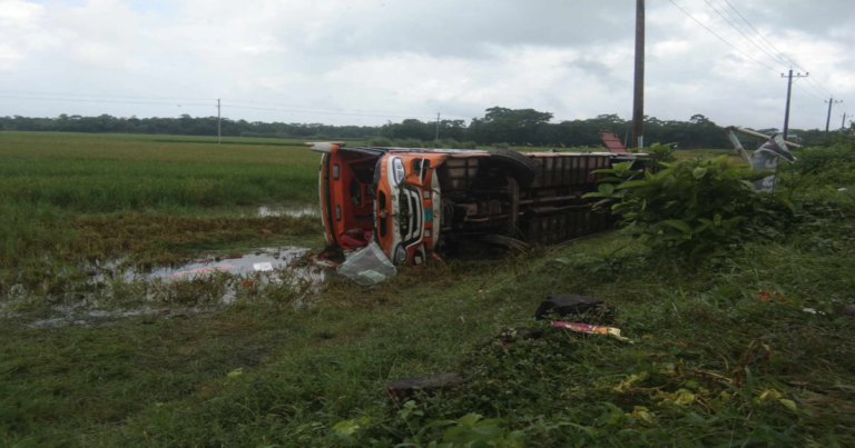 পিকনিকের বাস খাদে পড়ে নিহত ১