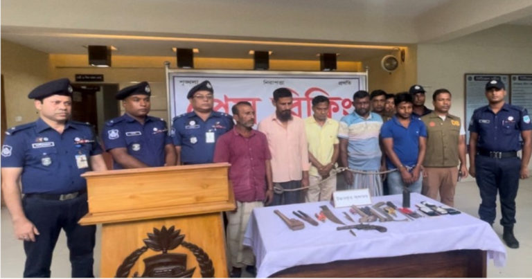 বাগেরহাটে ডাকাতির প্রস্তুতিকালে আগ্নেয়াস্ত্রসহ পাঁচ ডাকাত গ্রেফতার