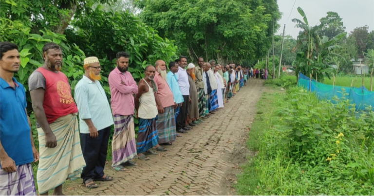 টাঙ্গাইল দেলদুয়ারে ফসল নষ্ট করার প্রতিবাদে মানববন্ধন