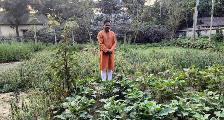 রাণীনগর থানার পরিত্যক্ত জমিতে গড়ে তোলা হয়েছে বাগান